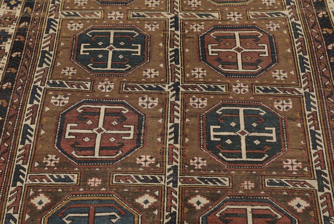 Antiek Shirvan-tapijt uit Azerbeidzjan in bruin met traditionele geometrische motieven.