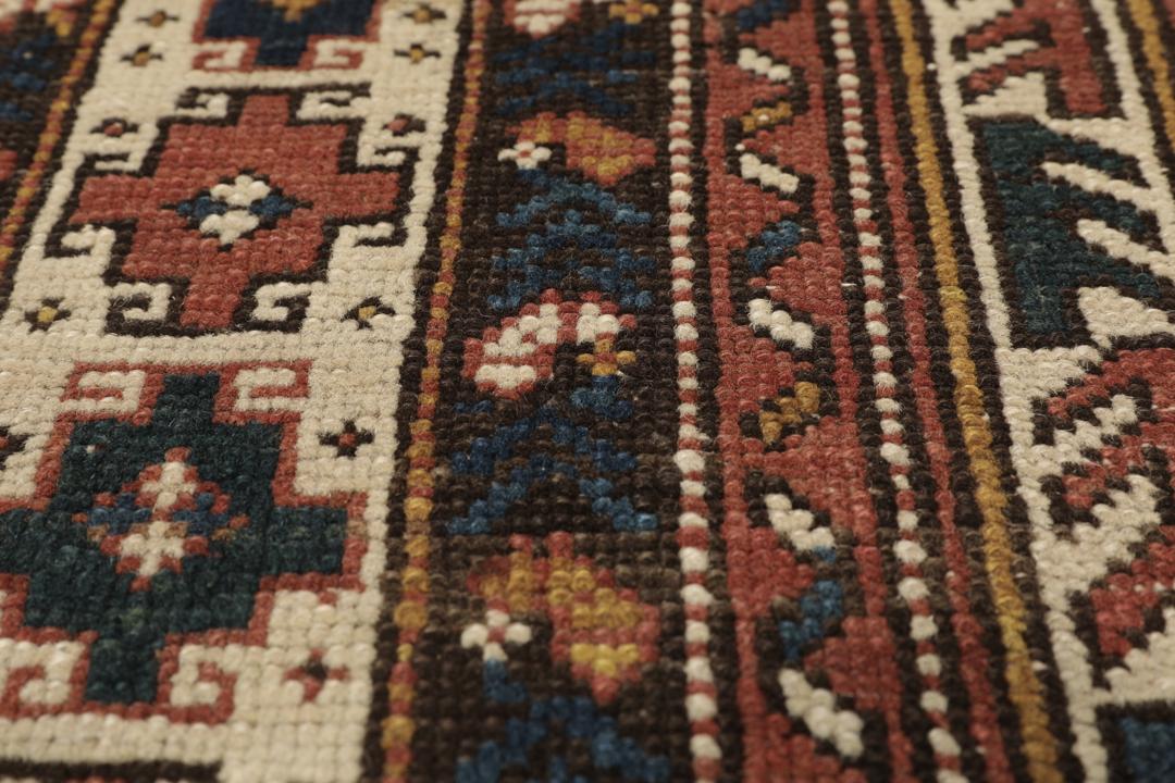 Antiek Shirvan-tapijt uit Azerbeidzjan in bruin met traditionele geometrische motieven.