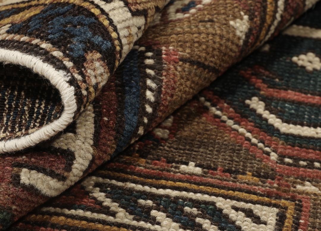 Antiek Shirvan-tapijt uit Azerbeidzjan in bruin met traditionele geometrische motieven.