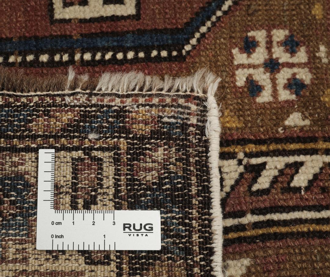 Antiek Shirvan-tapijt uit Azerbeidzjan in bruin met traditionele geometrische motieven.