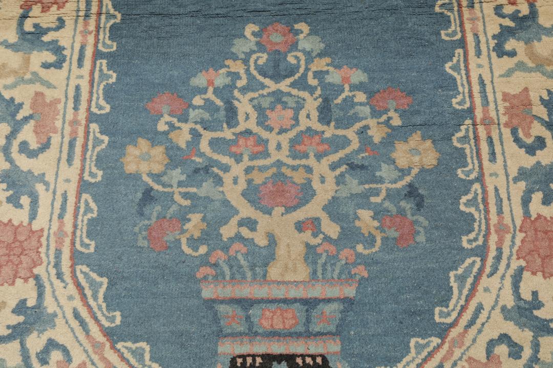 Antikt kinesisk Art Deco-tæppe med blomstermotiver i blå og lyserøde toner