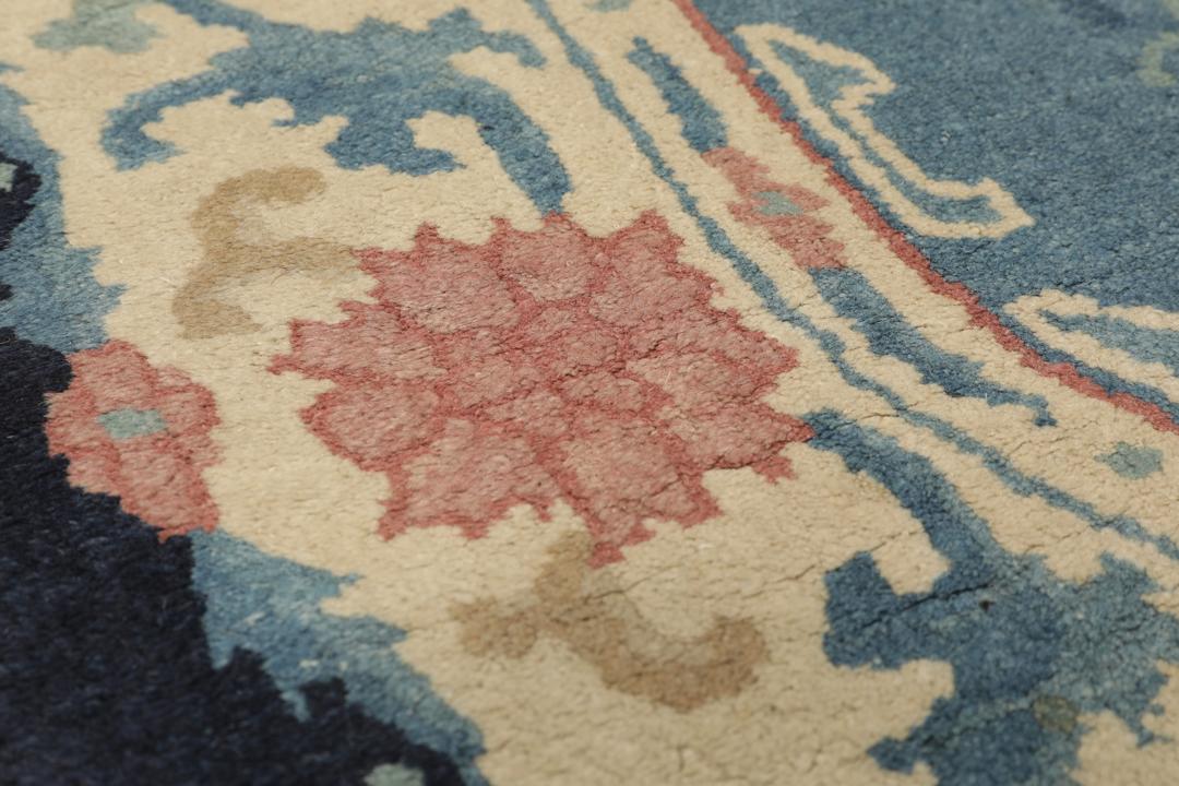 Antikt kinesisk Art Deco-tæppe med blomstermotiver i blå og lyserøde toner