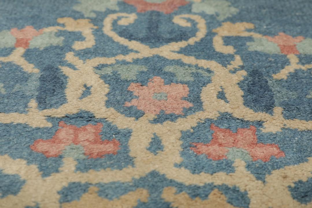 Antikt kinesisk Art Deco-tæppe med blomstermotiver i blå og lyserøde toner