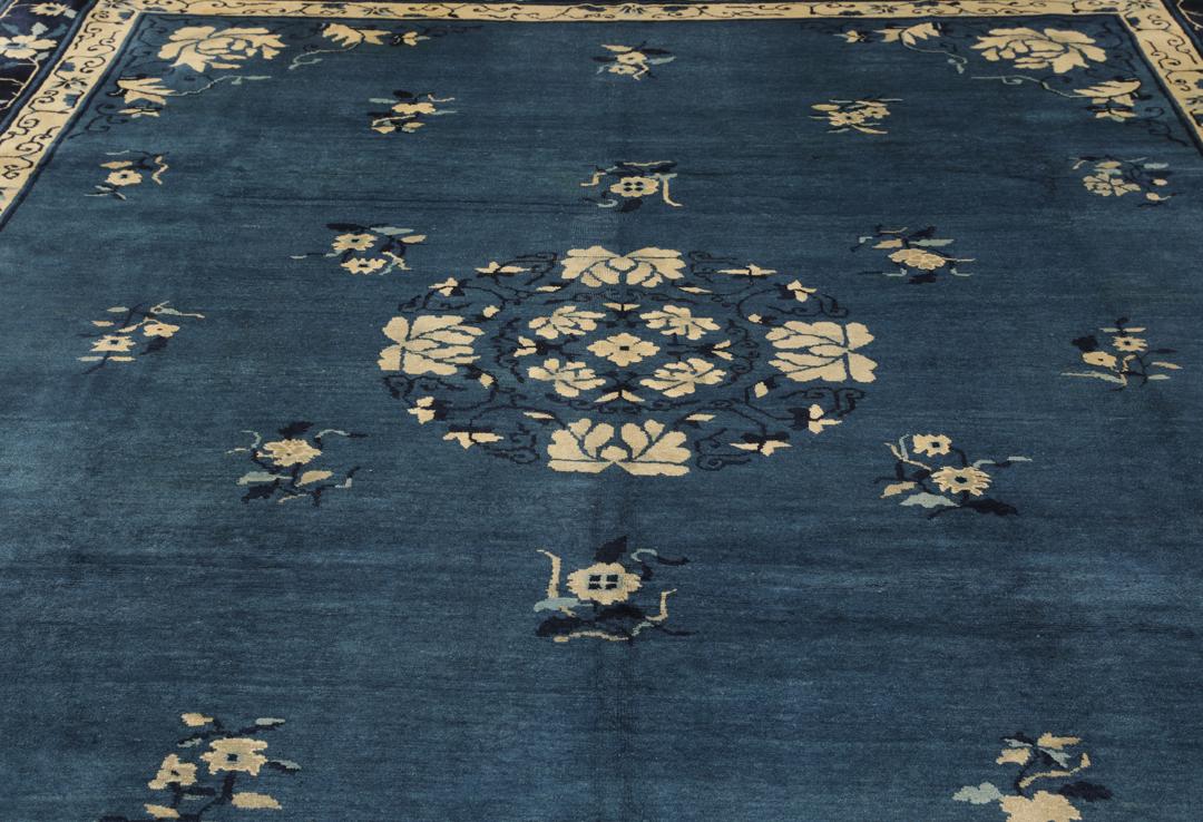 Antikt kinesisk Peking-tæppe med blomstermotiver i blå nuancer