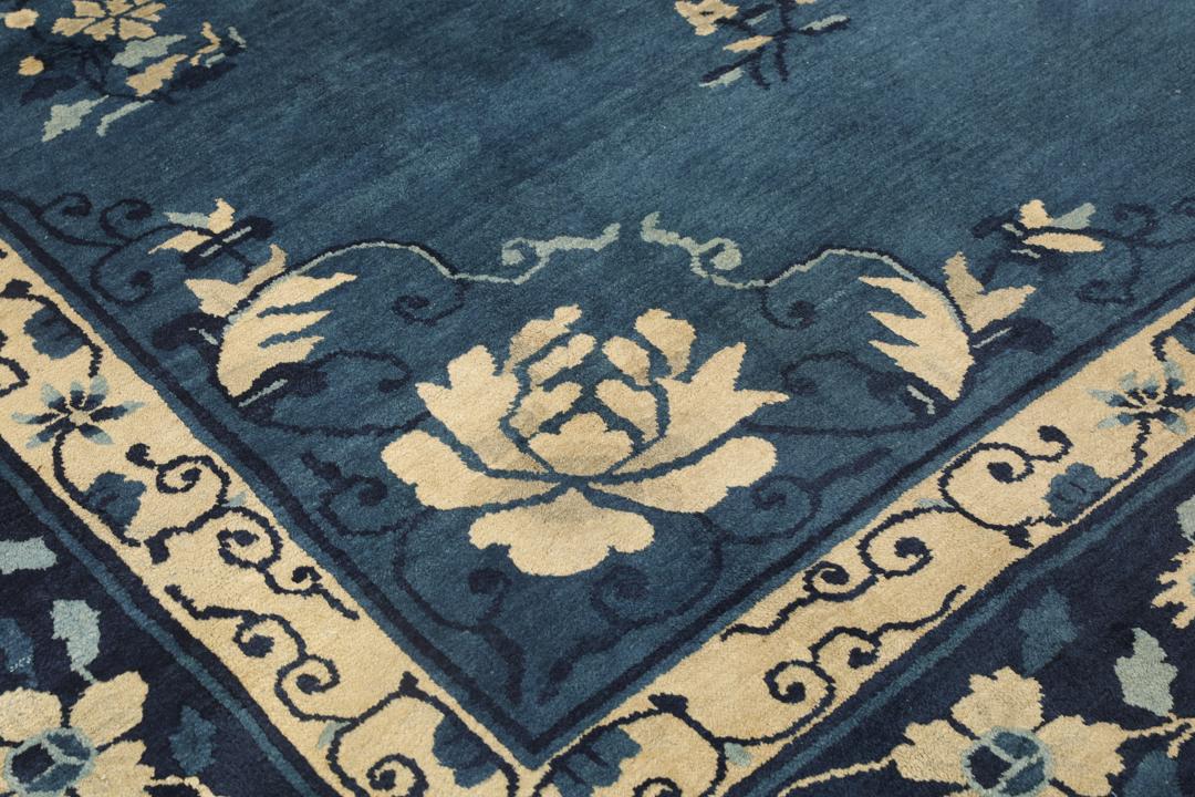 Antikt kinesisk Peking-tæppe med blomstermotiver i blå nuancer