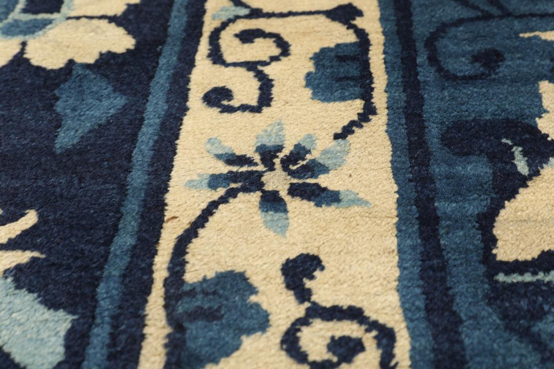Antikt kinesisk Peking-tæppe med blomstermotiver i blå nuancer