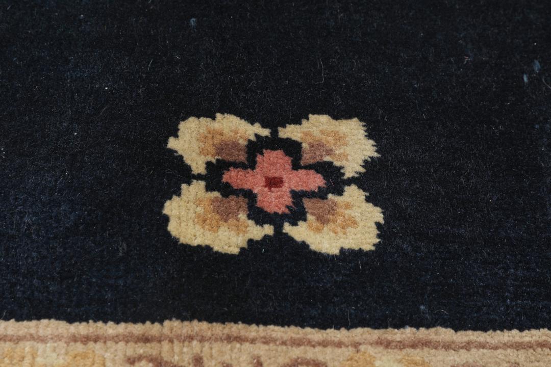 Antikt Peking-tæppe fra Kina med en dybblå baggrund og blomstermotiver