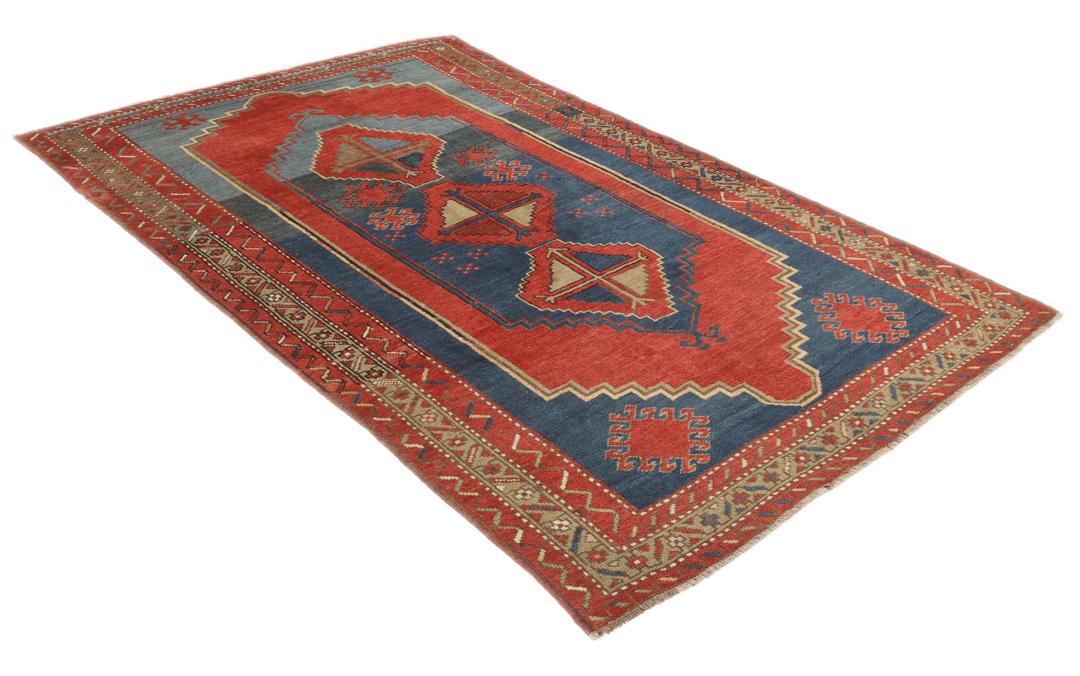 Antiek Lori Pambak tapijt uit Azerbeidzjan met een geometrisch medaillonontwerp in rood en blauw.