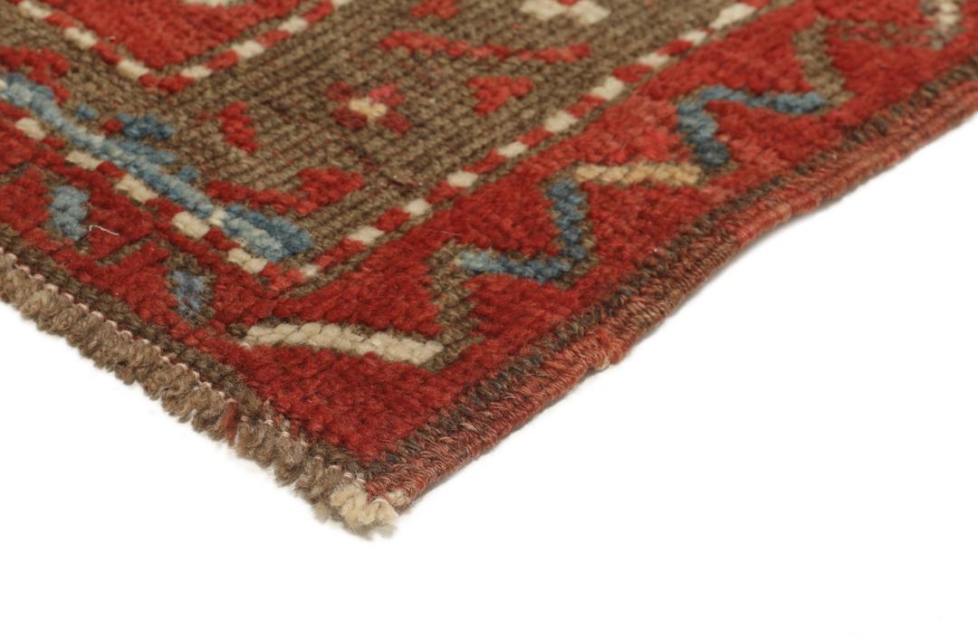 Antiek Lori Pambak tapijt uit Azerbeidzjan met een geometrisch medaillonontwerp in rood en blauw.