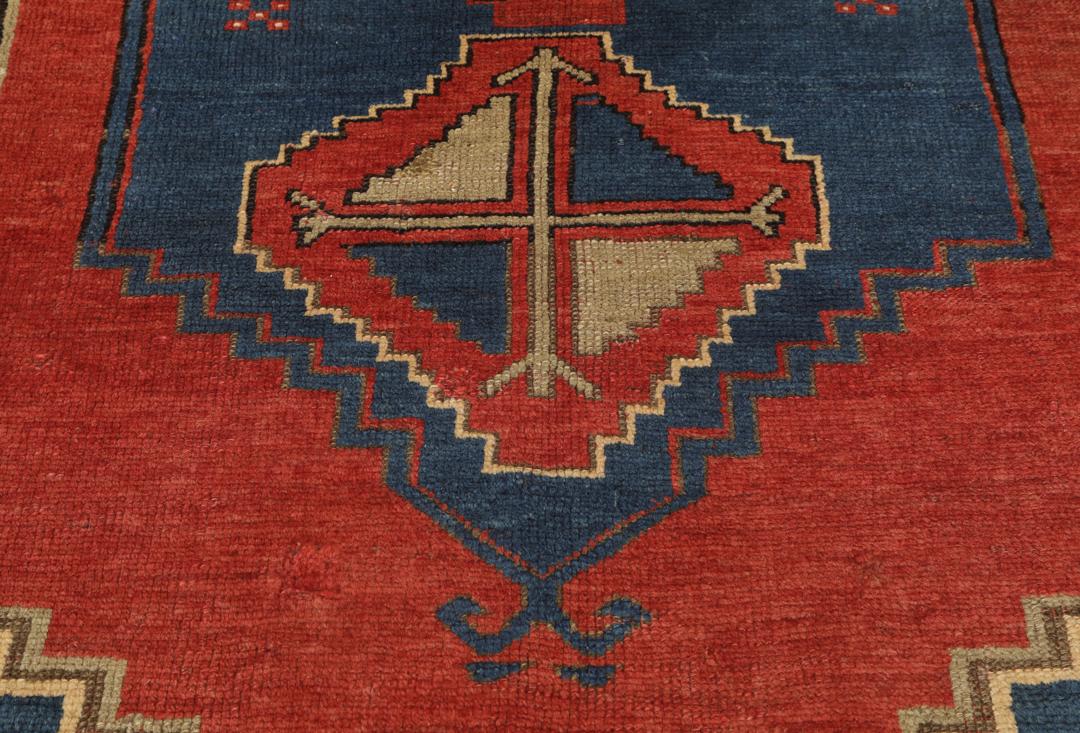 Antiek Lori Pambak tapijt uit Azerbeidzjan met een geometrisch medaillonontwerp in rood en blauw.