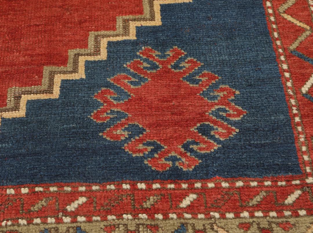 Antiek Lori Pambak tapijt uit Azerbeidzjan met een geometrisch medaillonontwerp in rood en blauw.