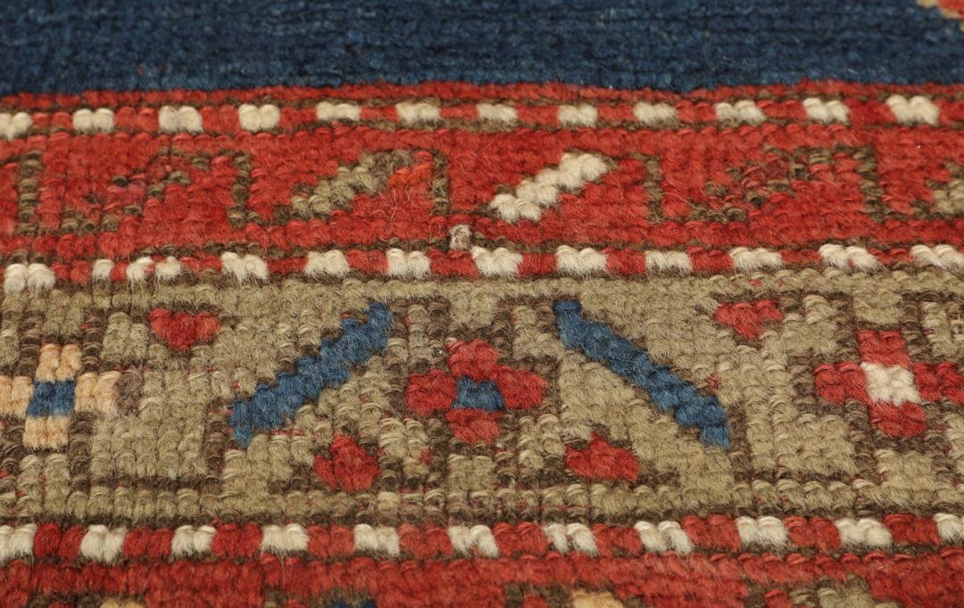 Antiek Lori Pambak tapijt uit Azerbeidzjan met een geometrisch medaillonontwerp in rood en blauw.
