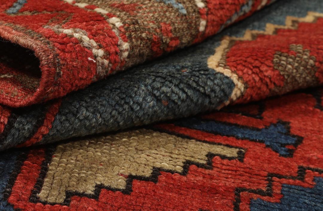 Antiek Lori Pambak tapijt uit Azerbeidzjan met een geometrisch medaillonontwerp in rood en blauw.
