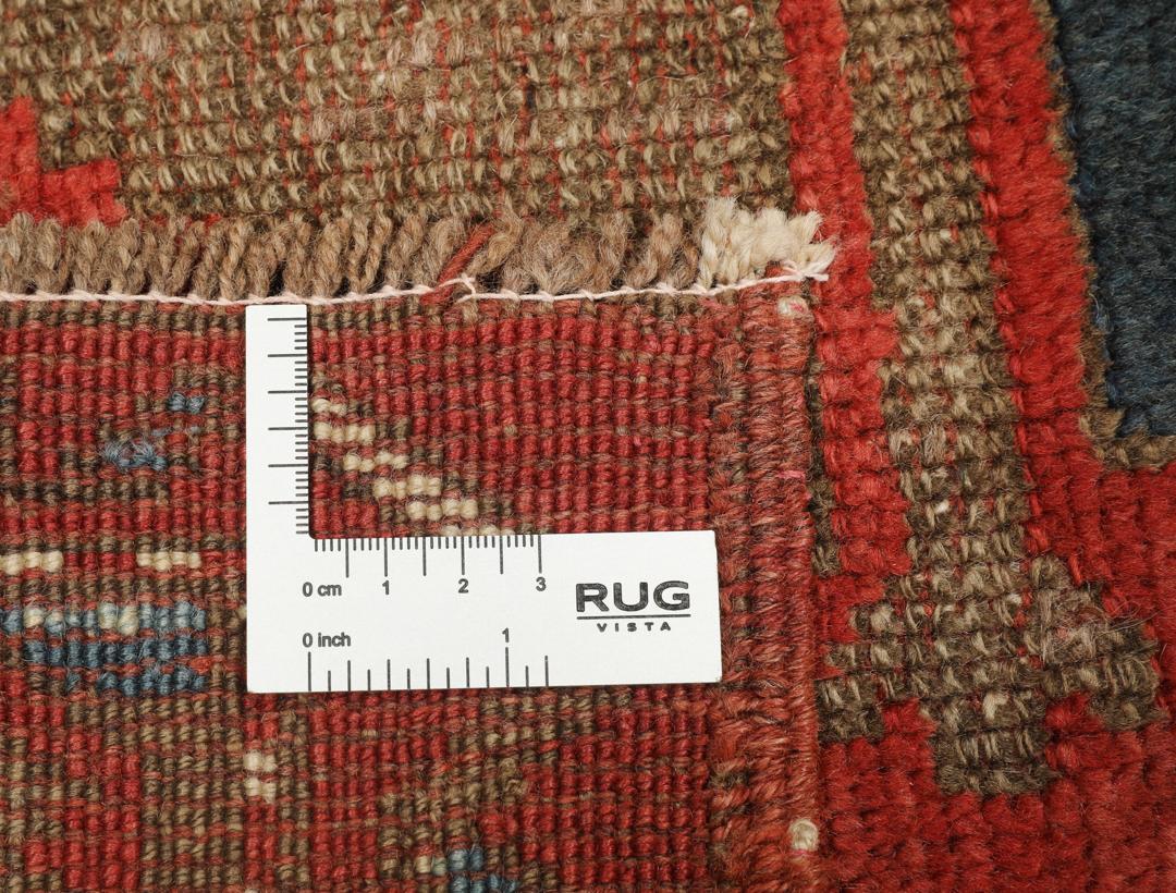 Antiek Lori Pambak tapijt uit Azerbeidzjan met een geometrisch medaillonontwerp in rood en blauw.
