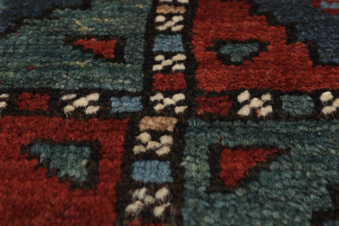 Antiek handgemaakt Karabag tapijt uit de regio in rode en blauwe tinten
