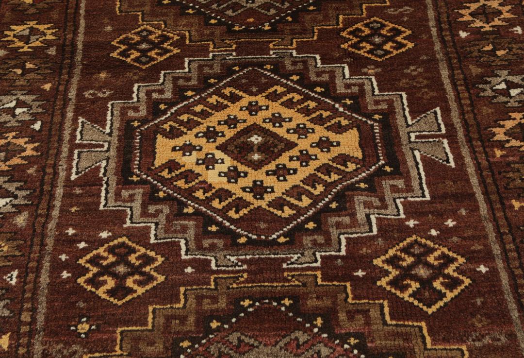 Antiek Shirvan-tapijt uit Turkije met traditionele geometrische patronen in bruintinten.