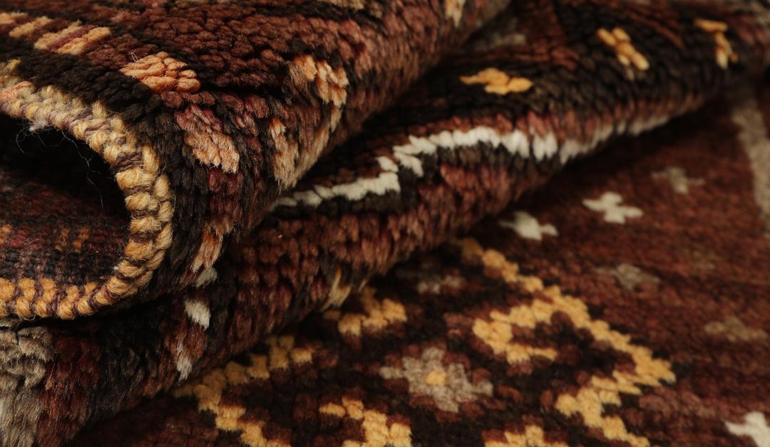 Antiek Shirvan-tapijt uit Turkije met traditionele geometrische patronen in bruintinten.