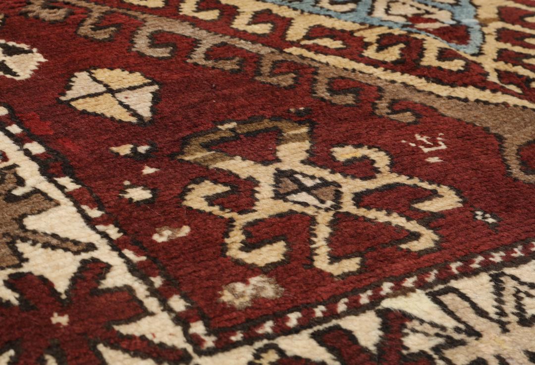 Antiek rood Karabag-tapijt met geometrische medaillons en ingewikkelde randen