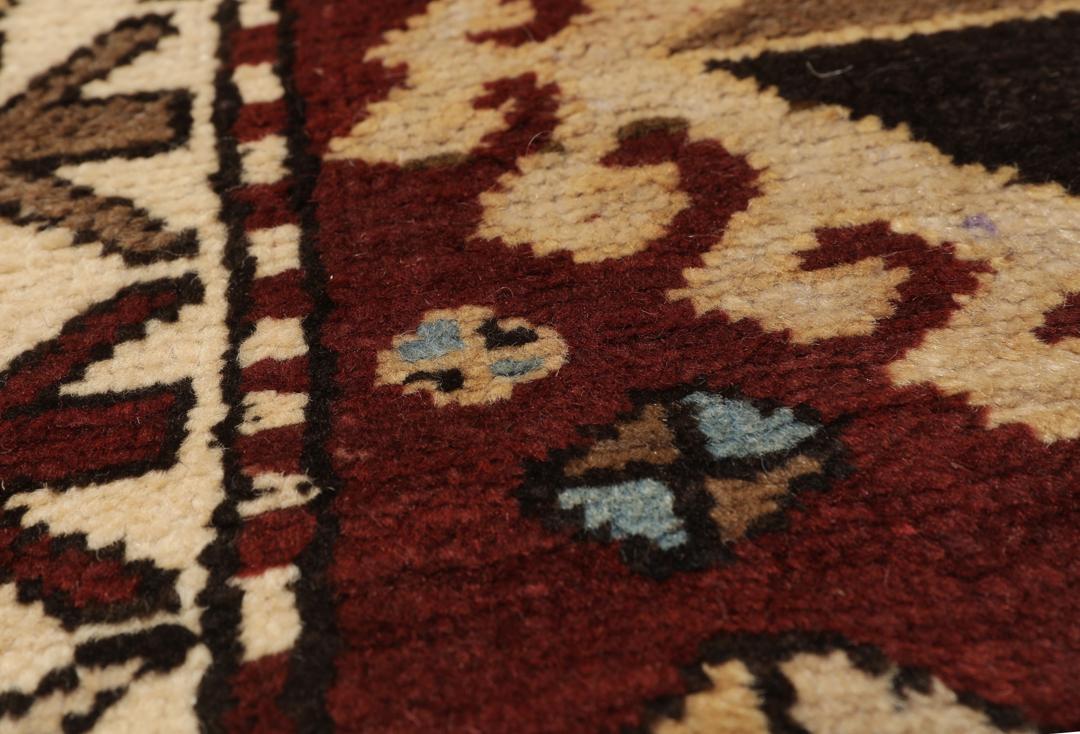 Antiek rood Karabag-tapijt met geometrische medaillons en ingewikkelde randen
