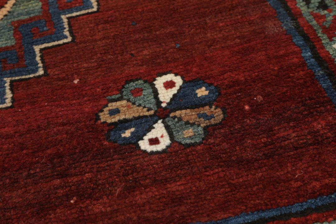 Antieke Lori Pambak loper uit Azerbeidzjan in rode en blauwe wol