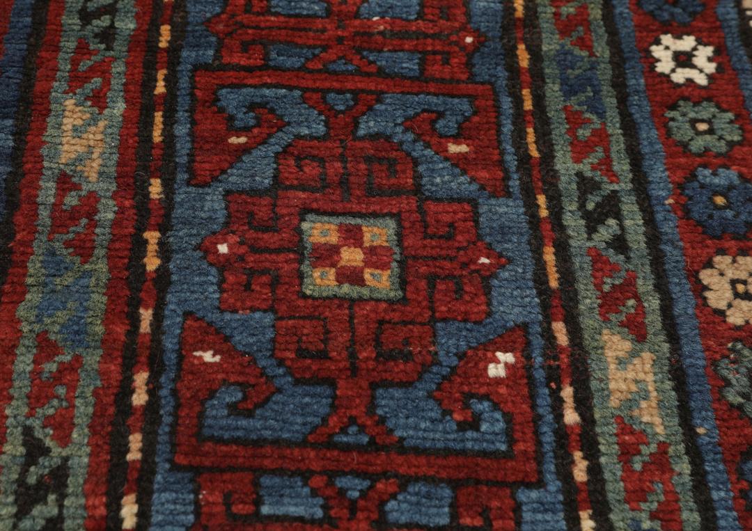 Antieke Lori Pambak loper uit Azerbeidzjan in rode en blauwe wol