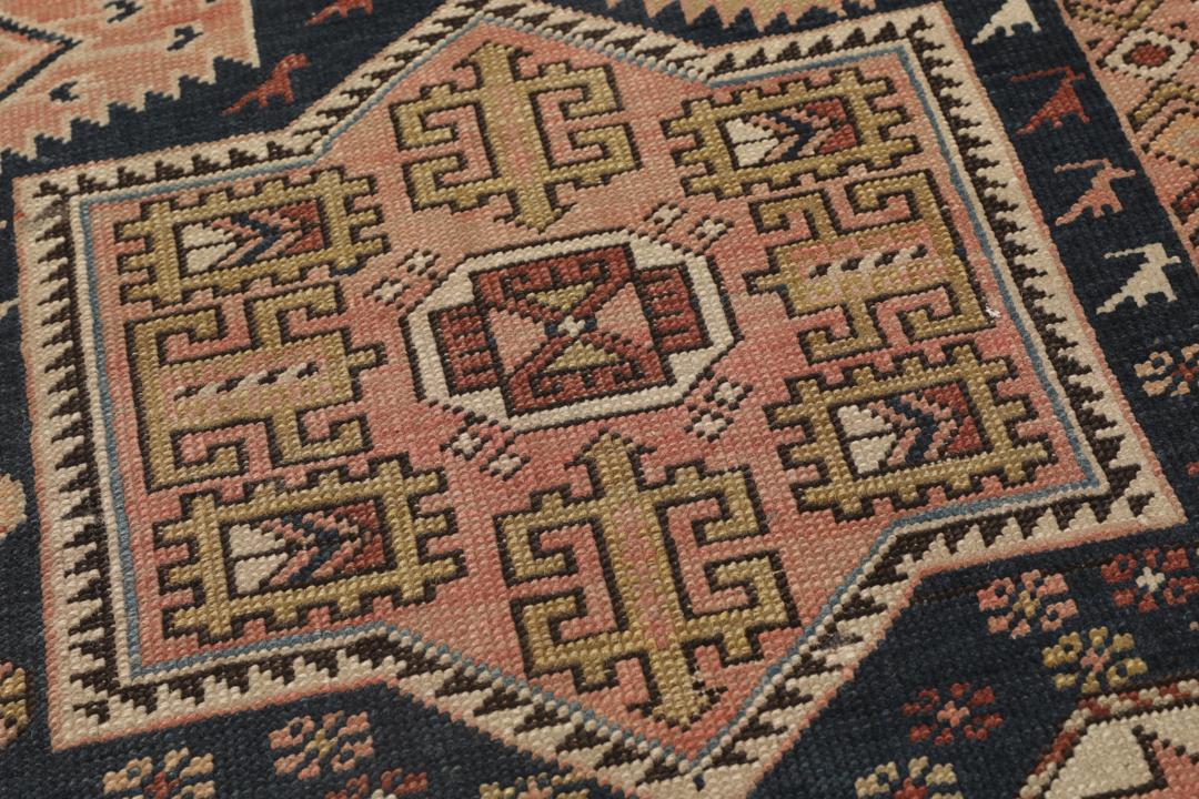 Antiek Kuba-tapijt uit Azerbeidzjan met geometrische medaillons in een donker veld