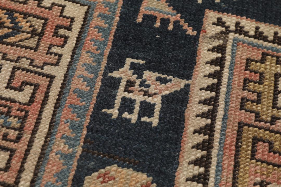 Antiek Kuba-tapijt uit Azerbeidzjan met geometrische medaillons in een donker veld