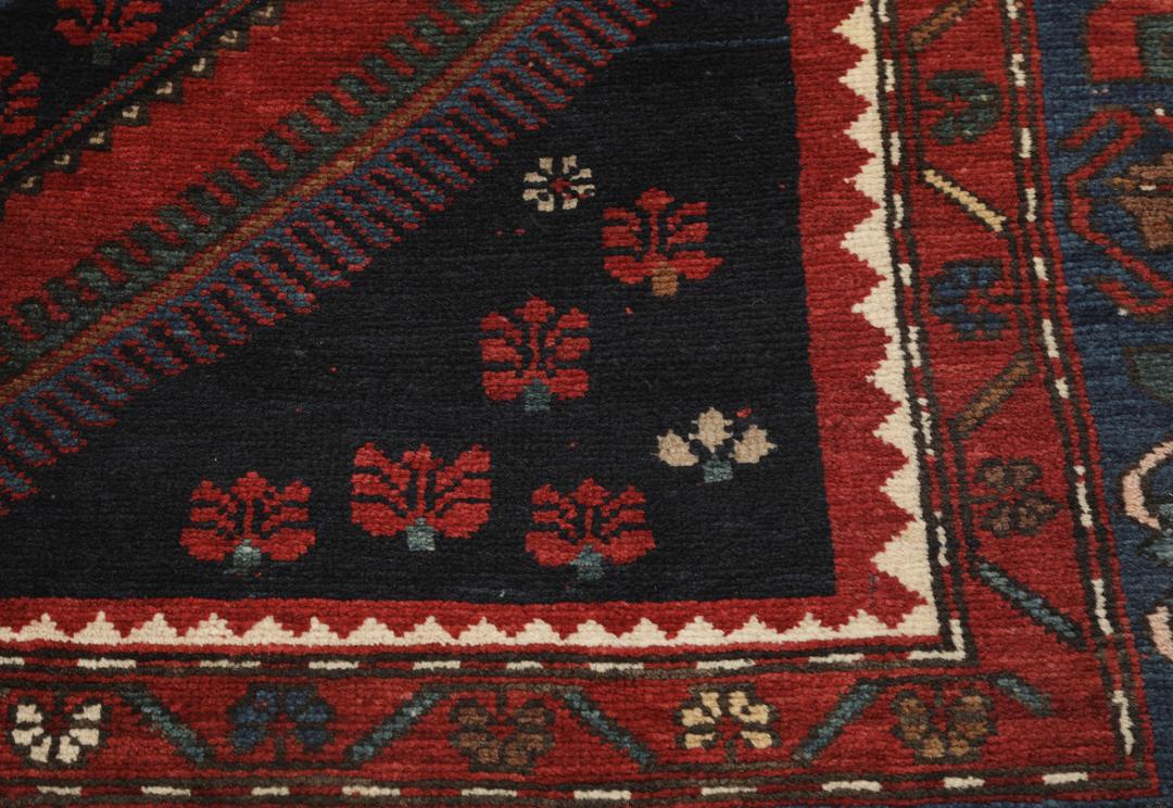 Antiek Lori Pambak-tapijt uit Azerbeidzjan met geometrische medaillons in rood en blauw