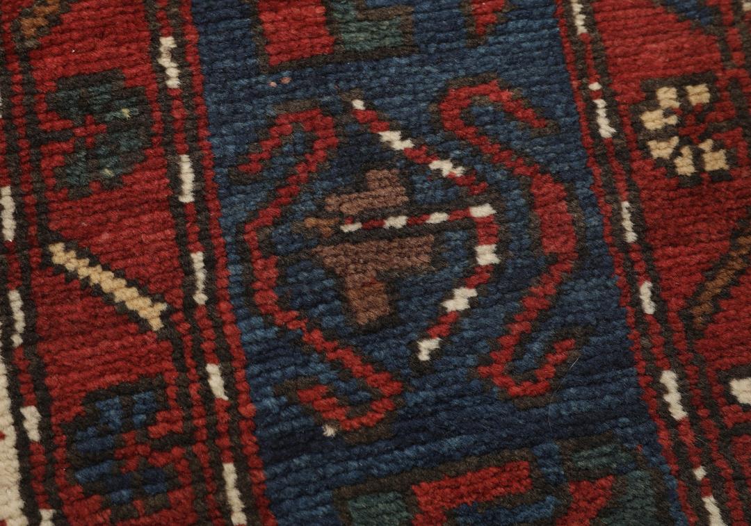 Antiek Lori Pambak-tapijt uit Azerbeidzjan met geometrische medaillons in rood en blauw