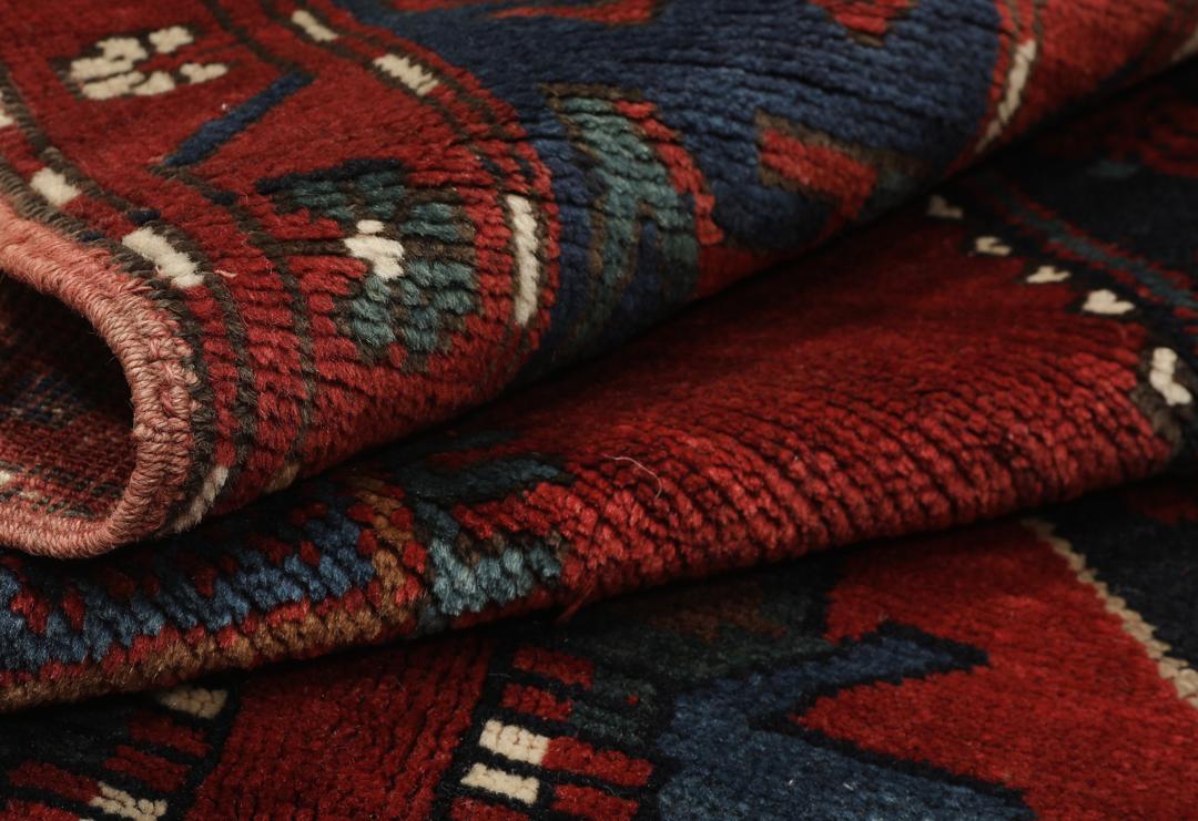 Antiek Lori Pambak-tapijt uit Azerbeidzjan met geometrische medaillons in rood en blauw
