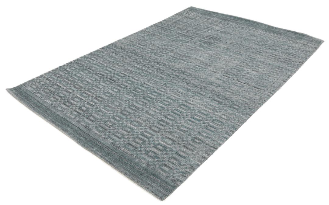 Un tapis rectangulaire bleu sarcelle avec un motif mosaïque texturé.