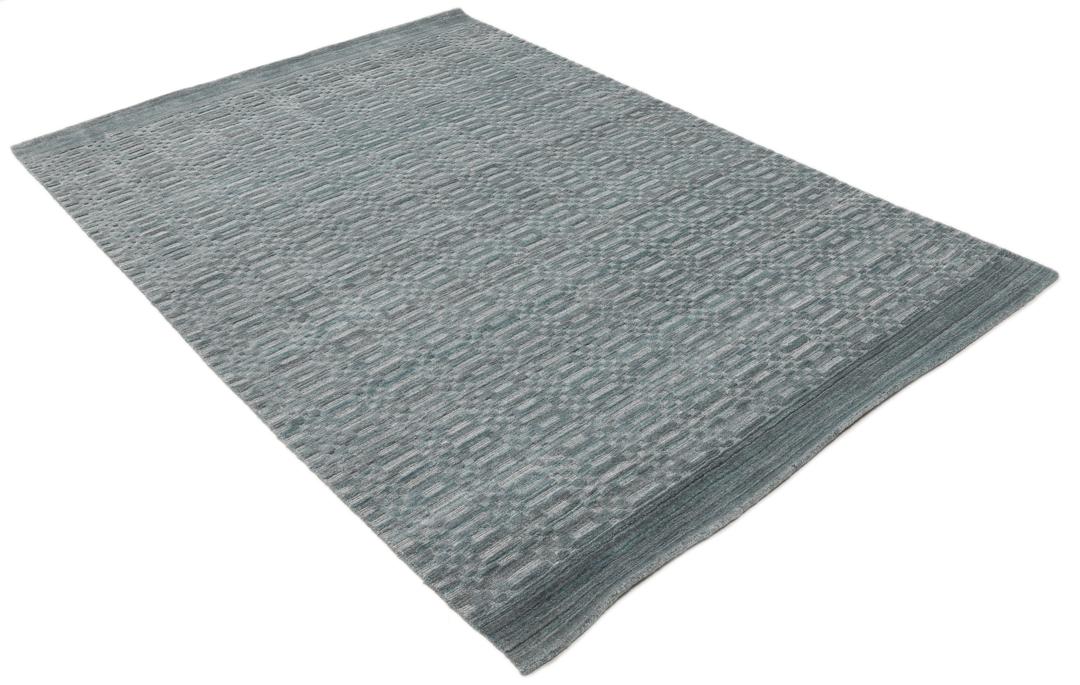 Un tapis rectangulaire bleu sarcelle avec un motif mosaïque texturé.