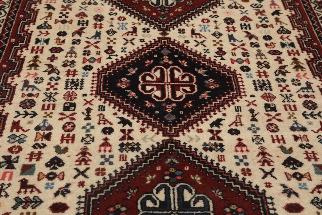 Håndknyttet Abadeh-løber fra Mellemøsten i dybe røde og beige nuancer.