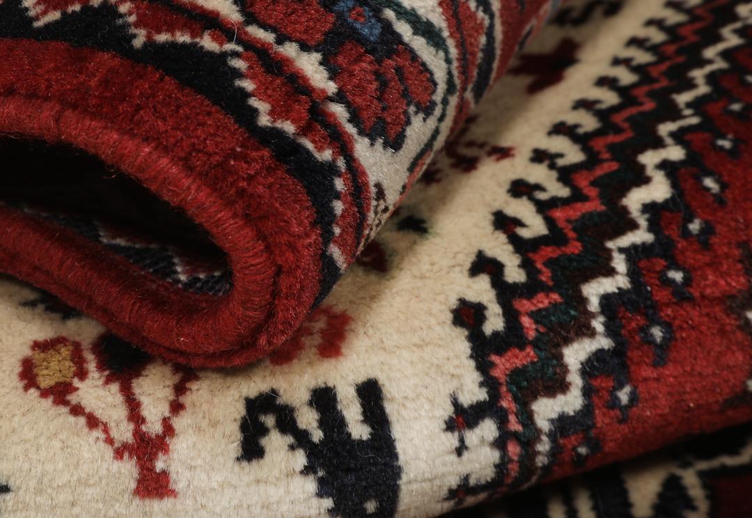 Håndknyttet Abadeh-løber fra Mellemøsten i dybe røde og beige nuancer.