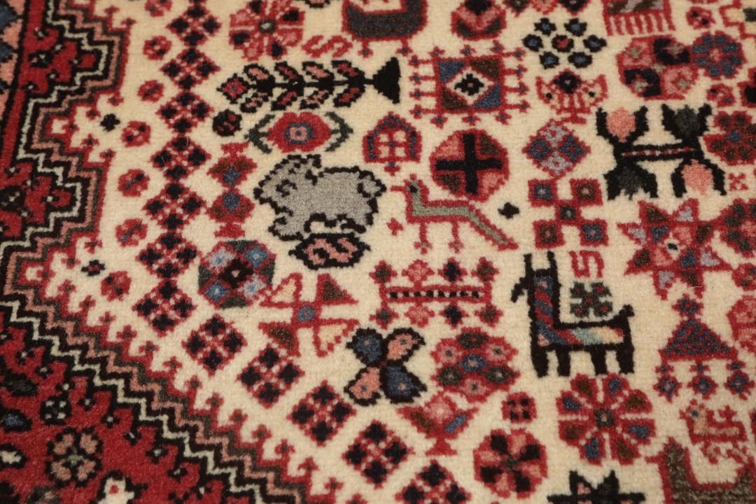 Håndknyttet Abadeh-tæppe med traditionelle mønstre i røde og beige toner fra Mellemøsten