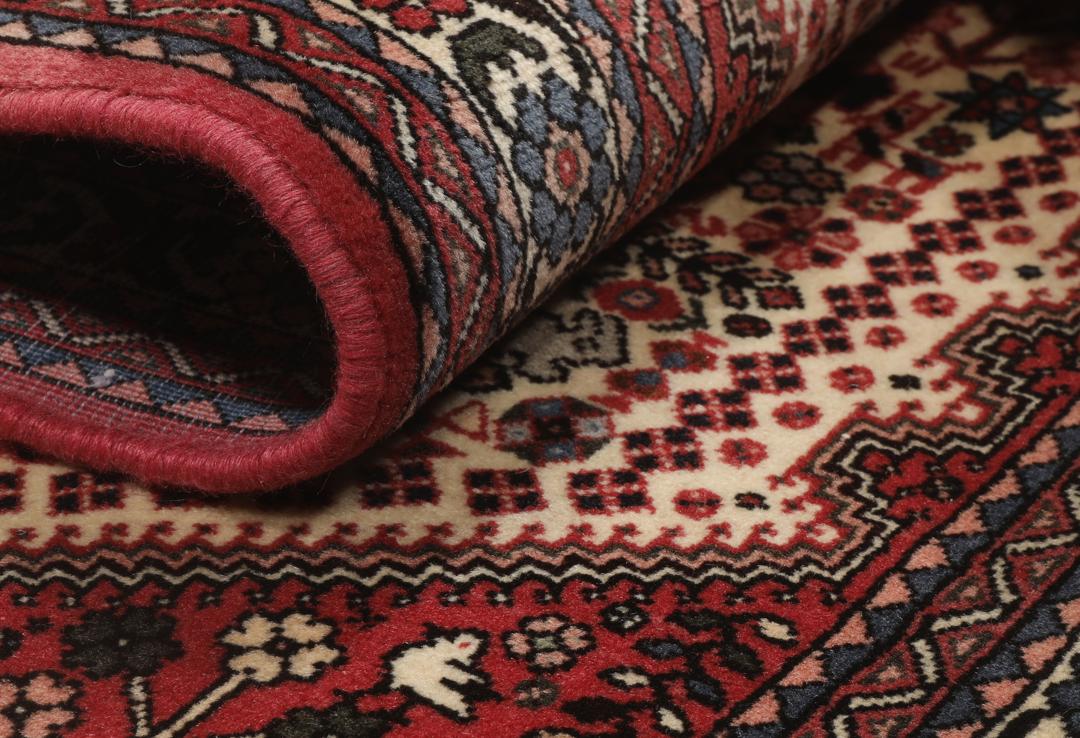 Håndknyttet Abadeh-tæppe med traditionelle mønstre i røde og beige toner fra Mellemøsten