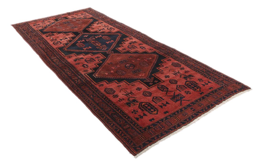 Een handgeknoopte Kurdi loper uit het Midden-Oosten met een levendig rood en zwart geometrisch patroon.