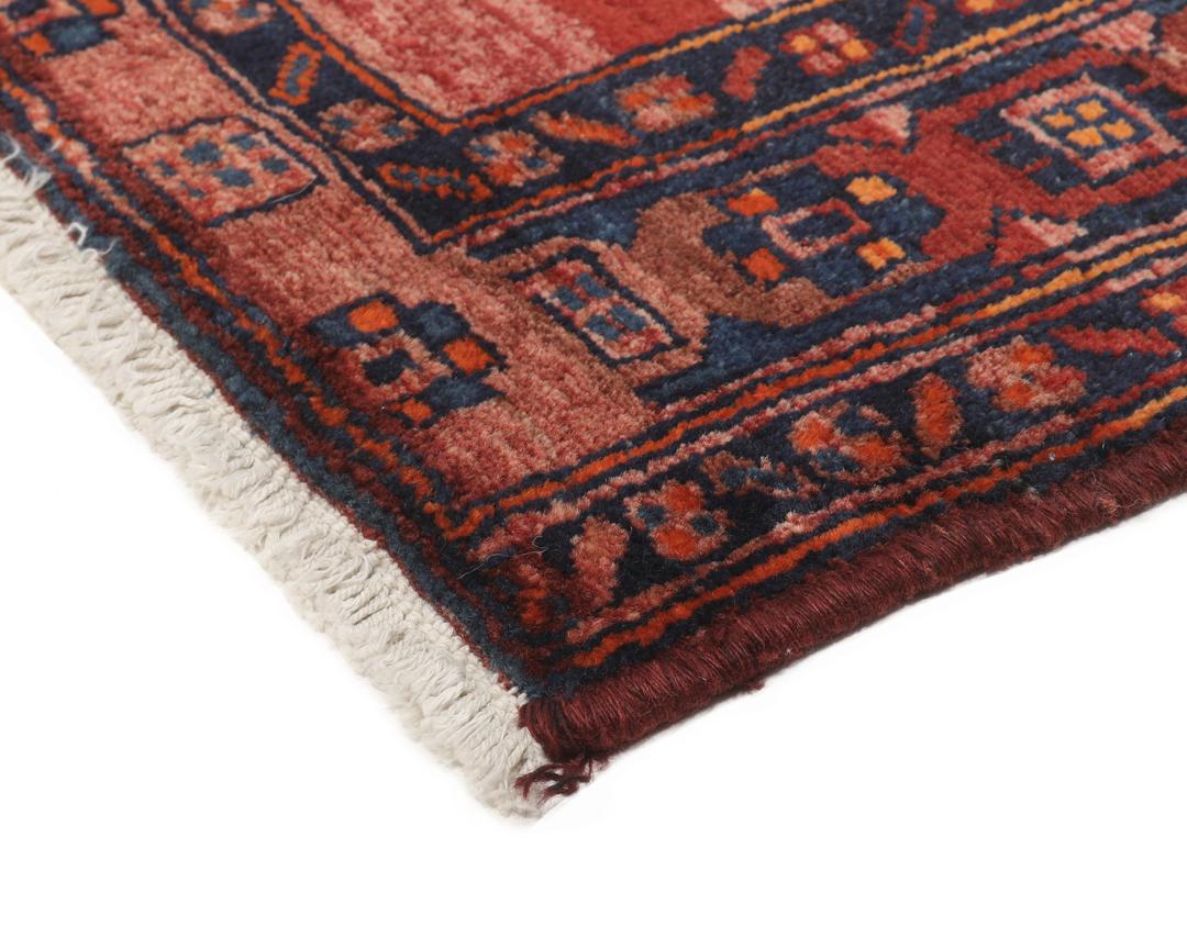 Een handgeknoopte Kurdi loper uit het Midden-Oosten met een levendig rood en zwart geometrisch patroon.