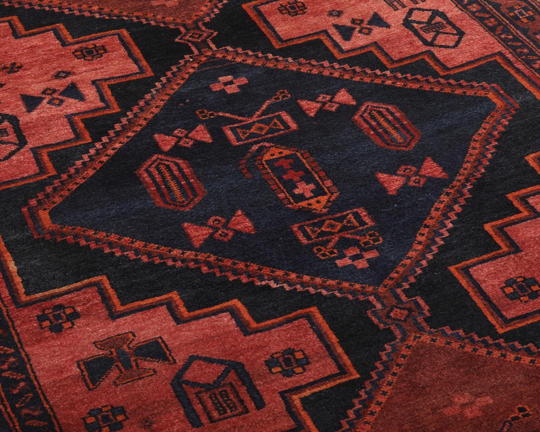 Een handgeknoopte Kurdi loper uit het Midden-Oosten met een levendig rood en zwart geometrisch patroon.
