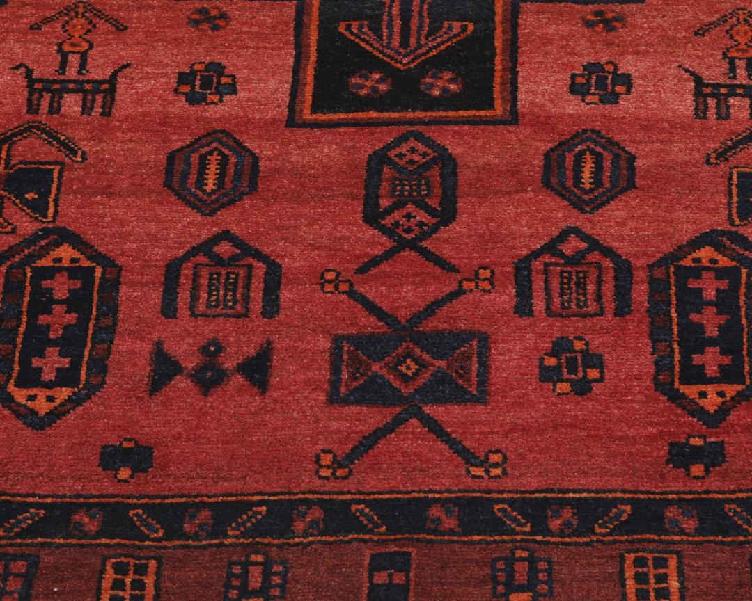 Een handgeknoopte Kurdi loper uit het Midden-Oosten met een levendig rood en zwart geometrisch patroon.