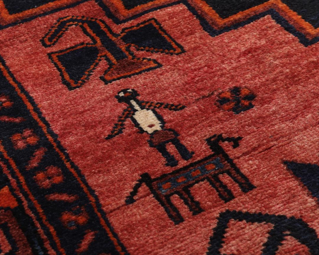 Een handgeknoopte Kurdi loper uit het Midden-Oosten met een levendig rood en zwart geometrisch patroon.
