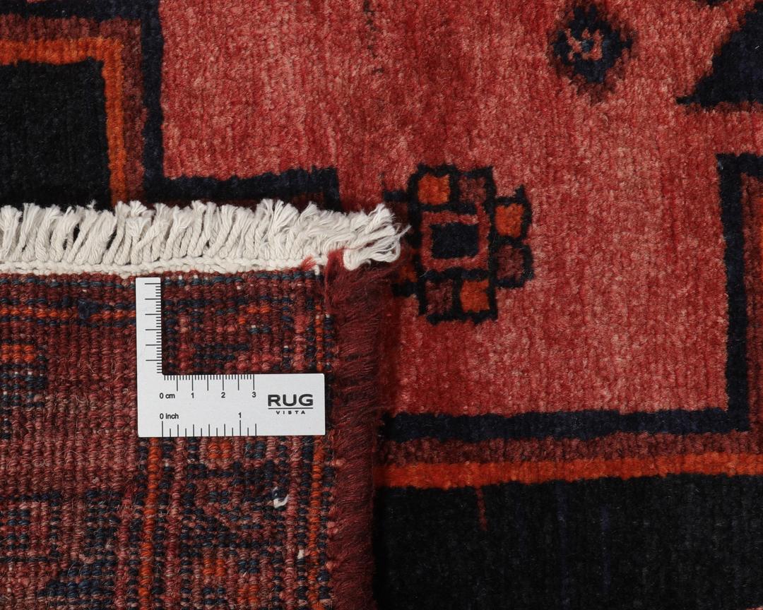 Een handgeknoopte Kurdi loper uit het Midden-Oosten met een levendig rood en zwart geometrisch patroon.