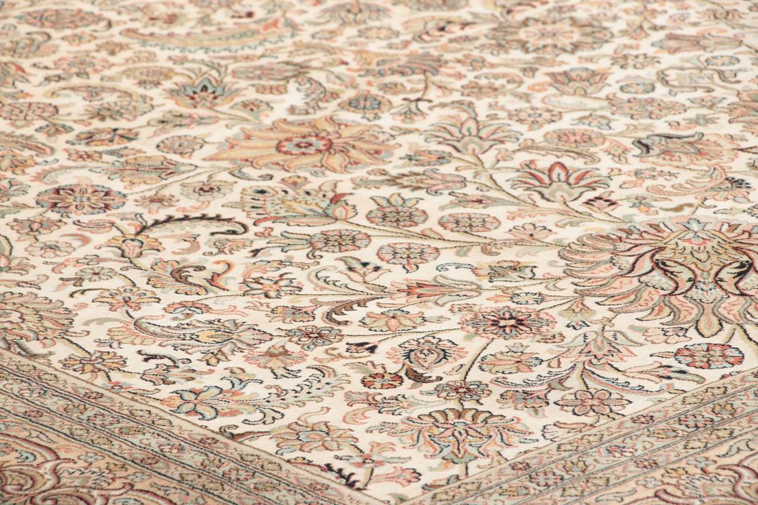 Handgeknoopt Indiaas Kashmir zijden tapijt met een complex beige bloempatroon