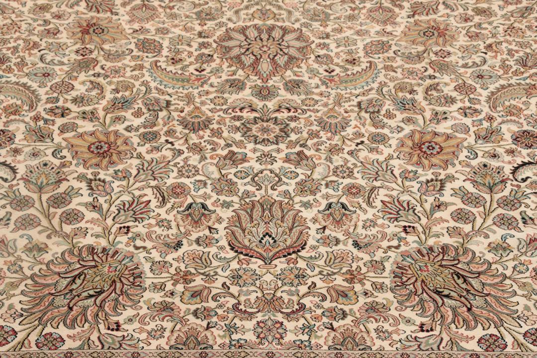 Handgeknoopt Indiaas Kashmir zijden tapijt met een complex beige bloempatroon