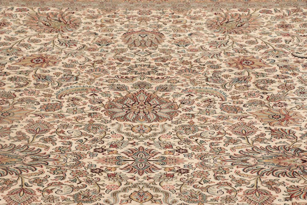 Handgeknoopt Indiaas Kashmir zijden tapijt met een complex beige bloempatroon