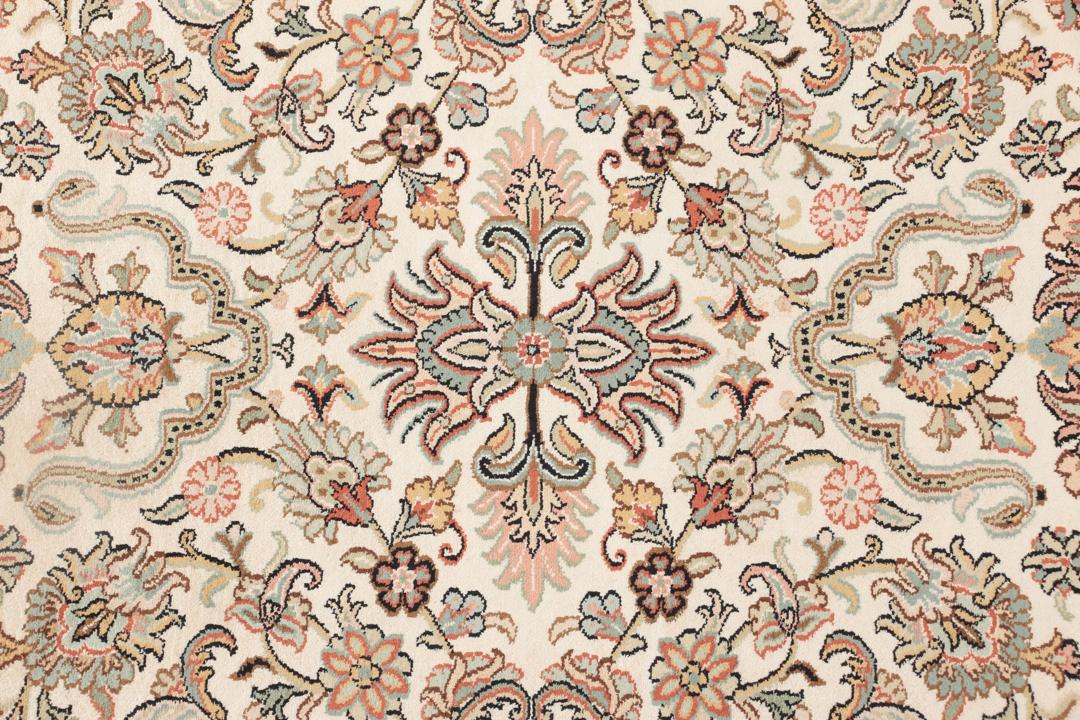 Handgeknoopt Indiaas Kashmir zijden tapijt met een complex beige bloempatroon