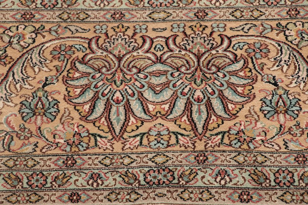 Handgeknoopt Indiaas Kashmir zijden tapijt met een complex beige bloempatroon
