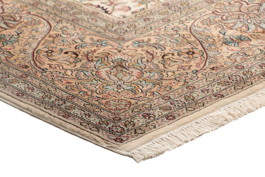 Handgeknoopt Indiaas Kashmir zijden tapijt met een complex beige bloempatroon
