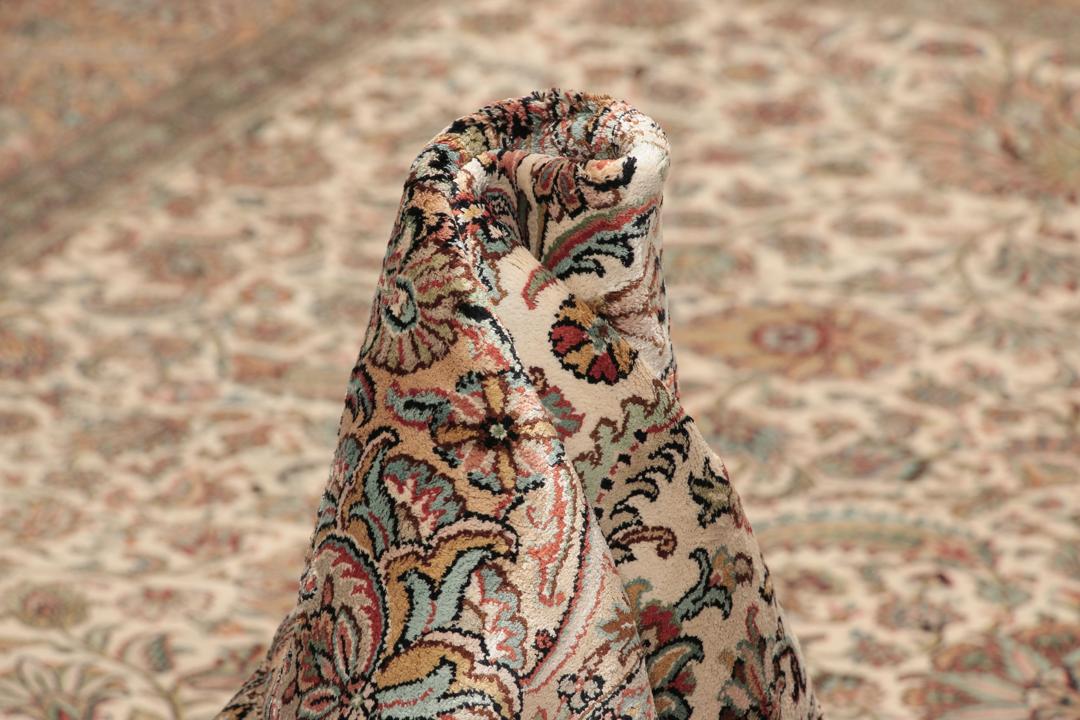 Handgeknoopt Indiaas Kashmir zijden tapijt met een complex beige bloempatroon