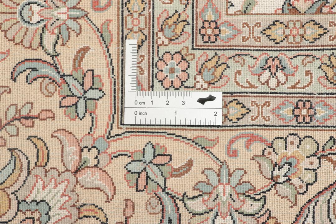 Handgeknoopt Indiaas Kashmir zijden tapijt met een complex beige bloempatroon